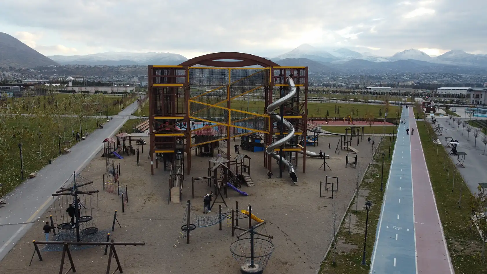 Kayseri'de kış günlerinde millet bahçesine yoğun ilgi