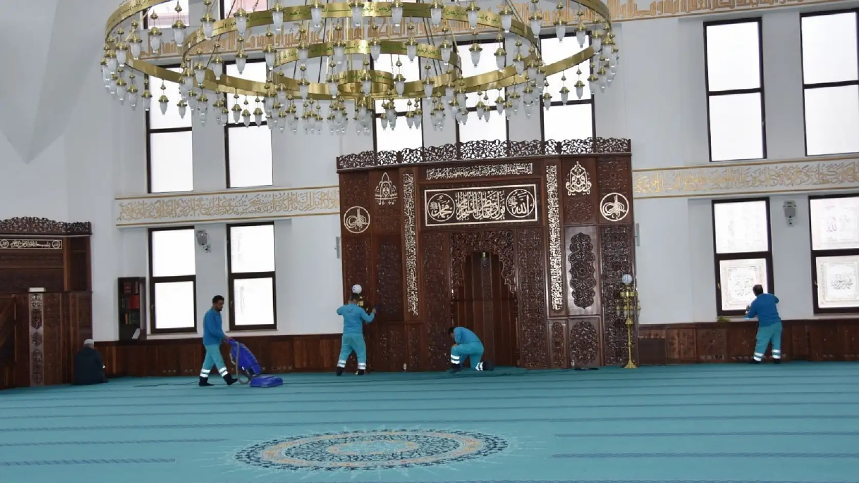 Belediyeden şaşırtan hizmet: Kocasinan'da camiler mis gibi kokuyor