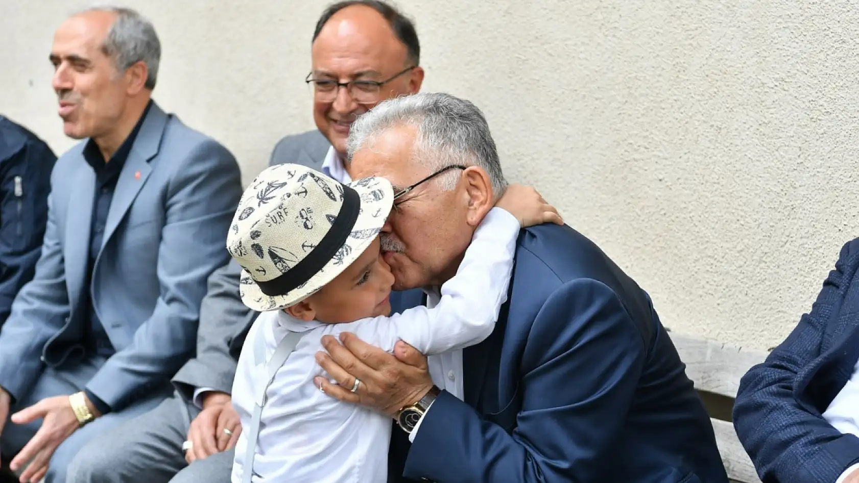 Büyükkılıç, baba ocağı Develi'de vatandaşla bayramlaştı