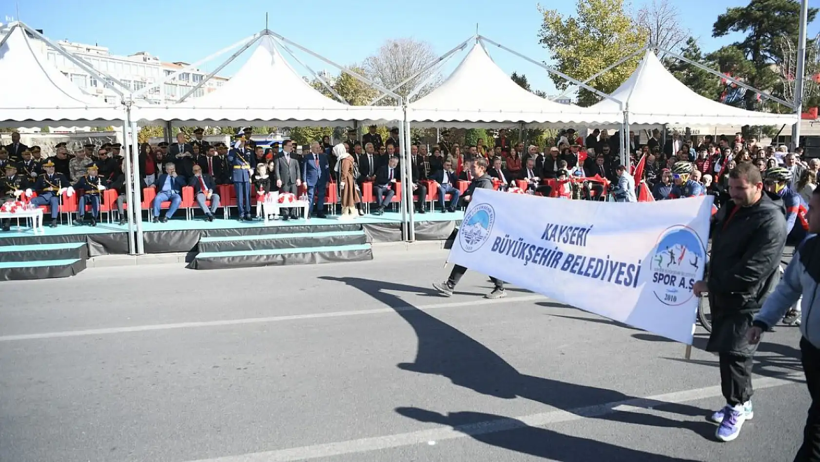 Başkan Büyükkılıç: Kayseri'den ve 80 vilayetten tek yürek, tek ses 'Yaşasın Cumhuriyet'