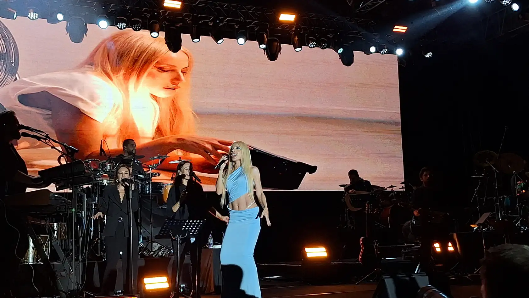 İddialı sahne kıyafetleriyle gündem olan şarkıcı Gülşen Kayseri'de bakın nasıl giyindi?