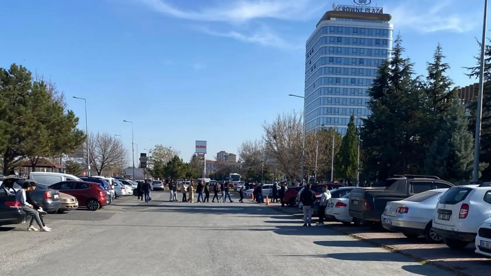 Kayseri'de 24 firma 500 kişi alacak: Yüzlerce kişi kuyruk oldu sıra yollara taştı!