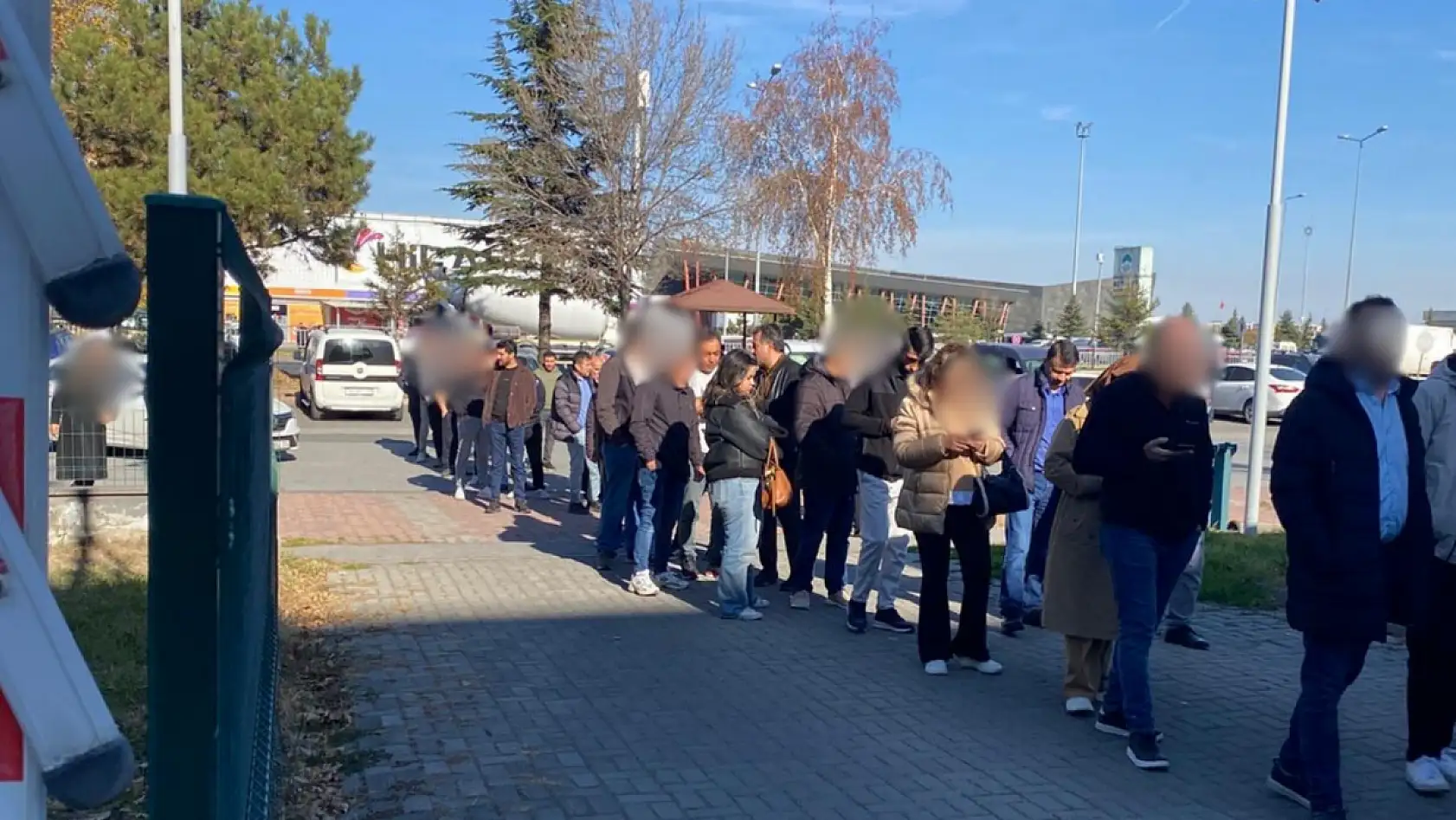 Kayseri'de 24 firma 500 kişi alacak: Yüzlerce kişi kuyruk oldu sıra yollara taştı!