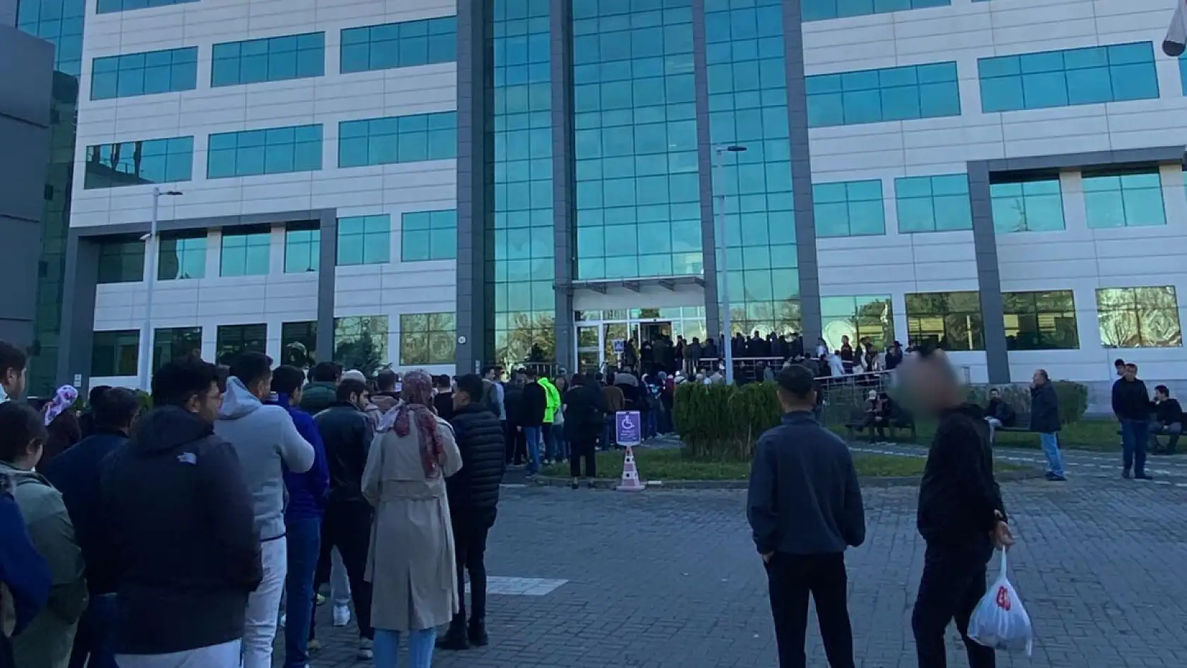 Kayseri'de 24 firma 500 kişi alacak: Yüzlerce kişi kuyruk oldu sıra yollara taştı!