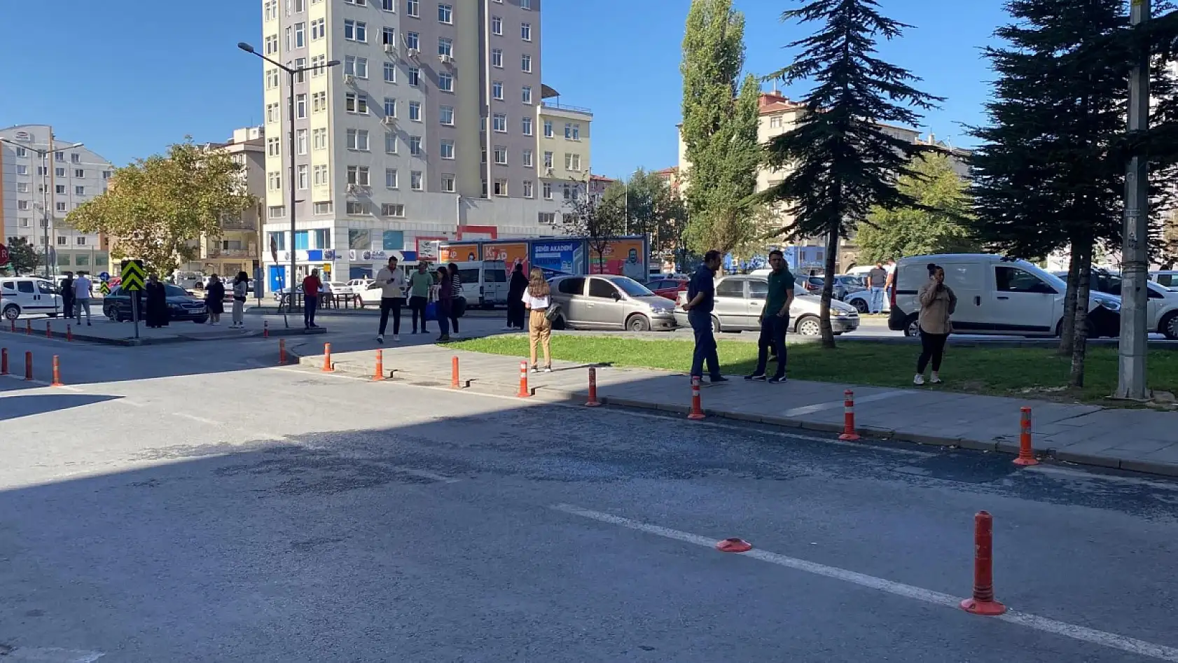 Depremi hisseden Kayserililer sokağa döküldü!