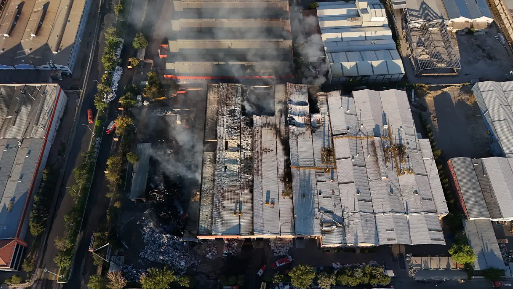 Kayseri OSB'de alevlerle mücadele sürüyor: 94 araç, 12 iş makinesi, yüzlerce personel!