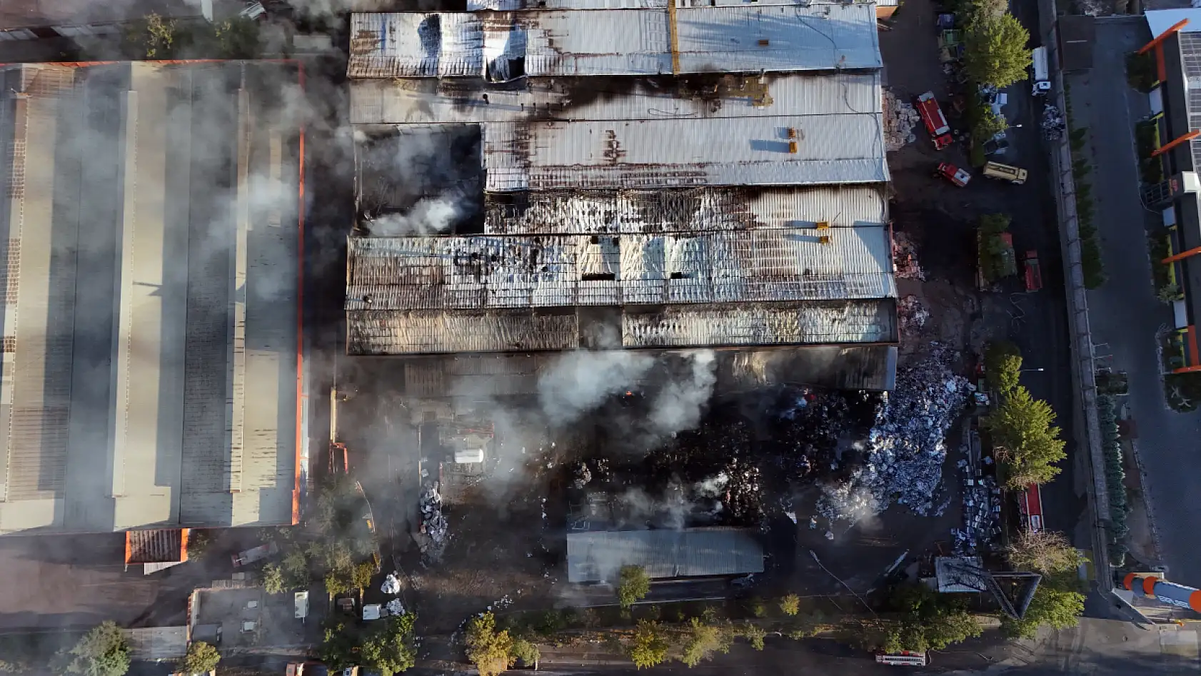 Kayseri OSB'de alevlerle mücadele sürüyor: 94 araç, 12 iş makinesi, yüzlerce personel!