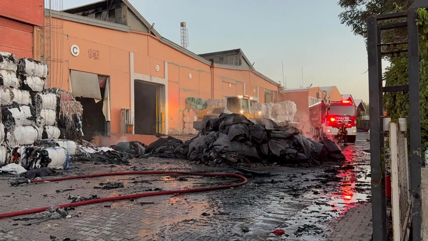 Kayseri OSB'de alevlerle mücadele sürüyor: 94 araç, 12 iş makinesi, yüzlerce personel!