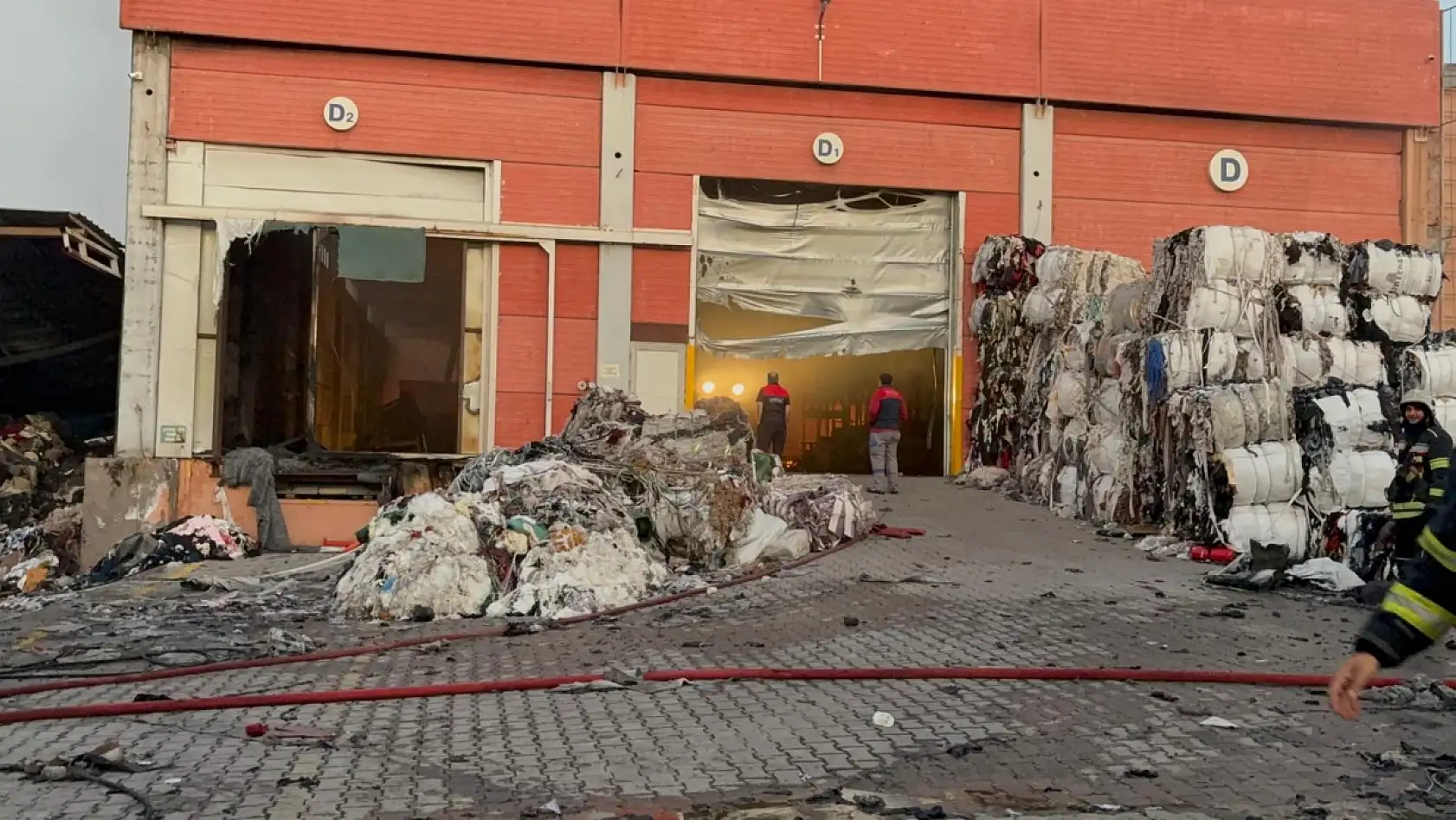 Kayseri OSB'de alevlerle mücadele sürüyor: 94 araç, 12 iş makinesi, yüzlerce personel!