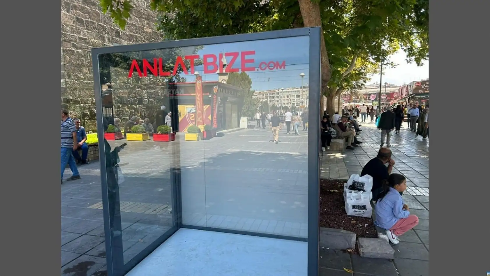 Cumhuriyet Meydanı'nda gizemli cam kabin!