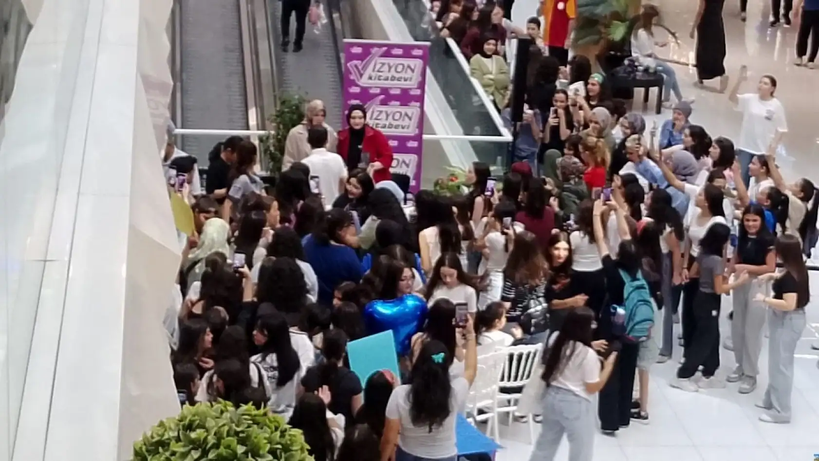 Kayseri'de izdiham: Saatlerce kuyrukta beklediler!