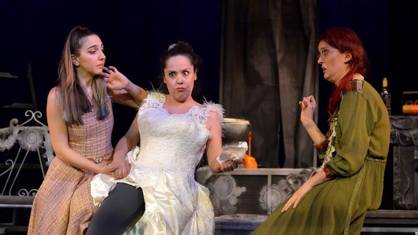 Kayseri Devlet Tiyatrosu 6 oyunla Kasım'da sahneyi sallayacak!