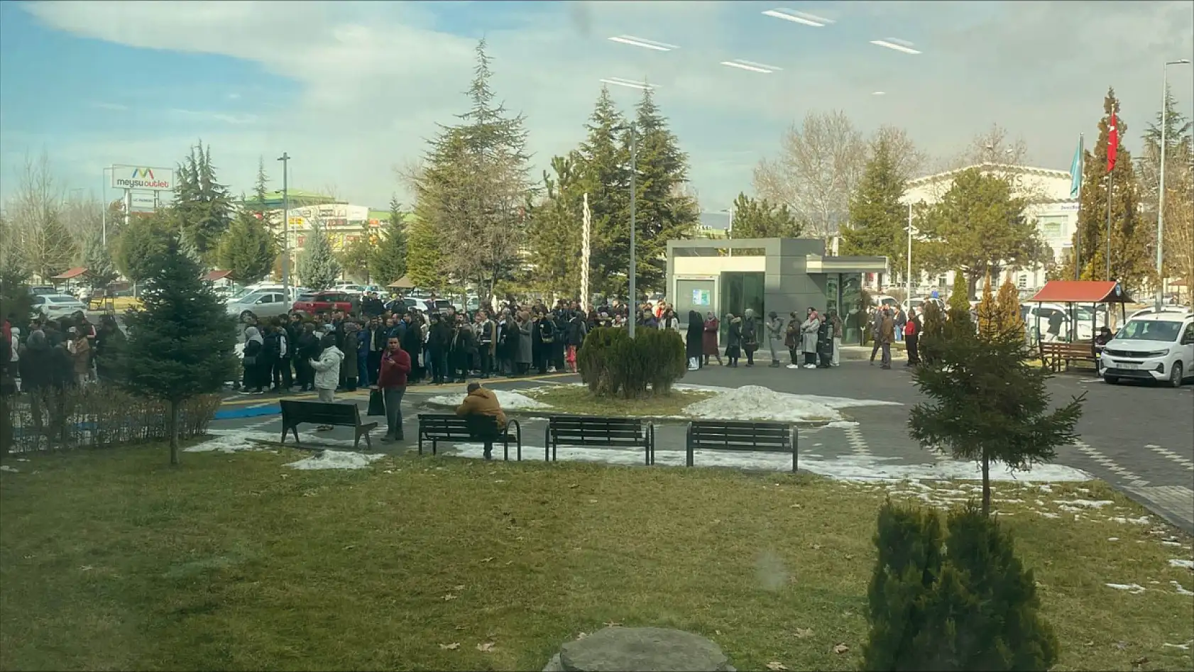 Kayseri'de metrelerce kuyruk oluştu! 24 firmaya 492 kişi alınacak!