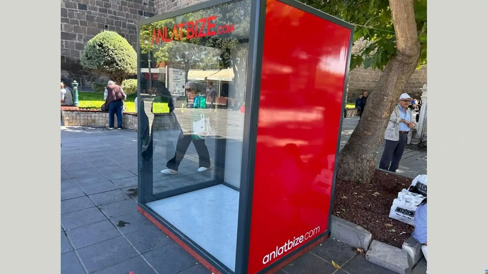 Cumhuriyet Meydanı'nda gizemli cam kabin!