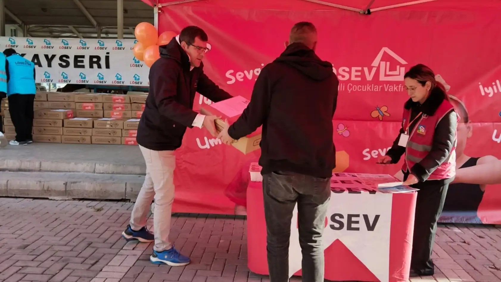 Kayseri'de kanser hastalarına moral olan dağıtım