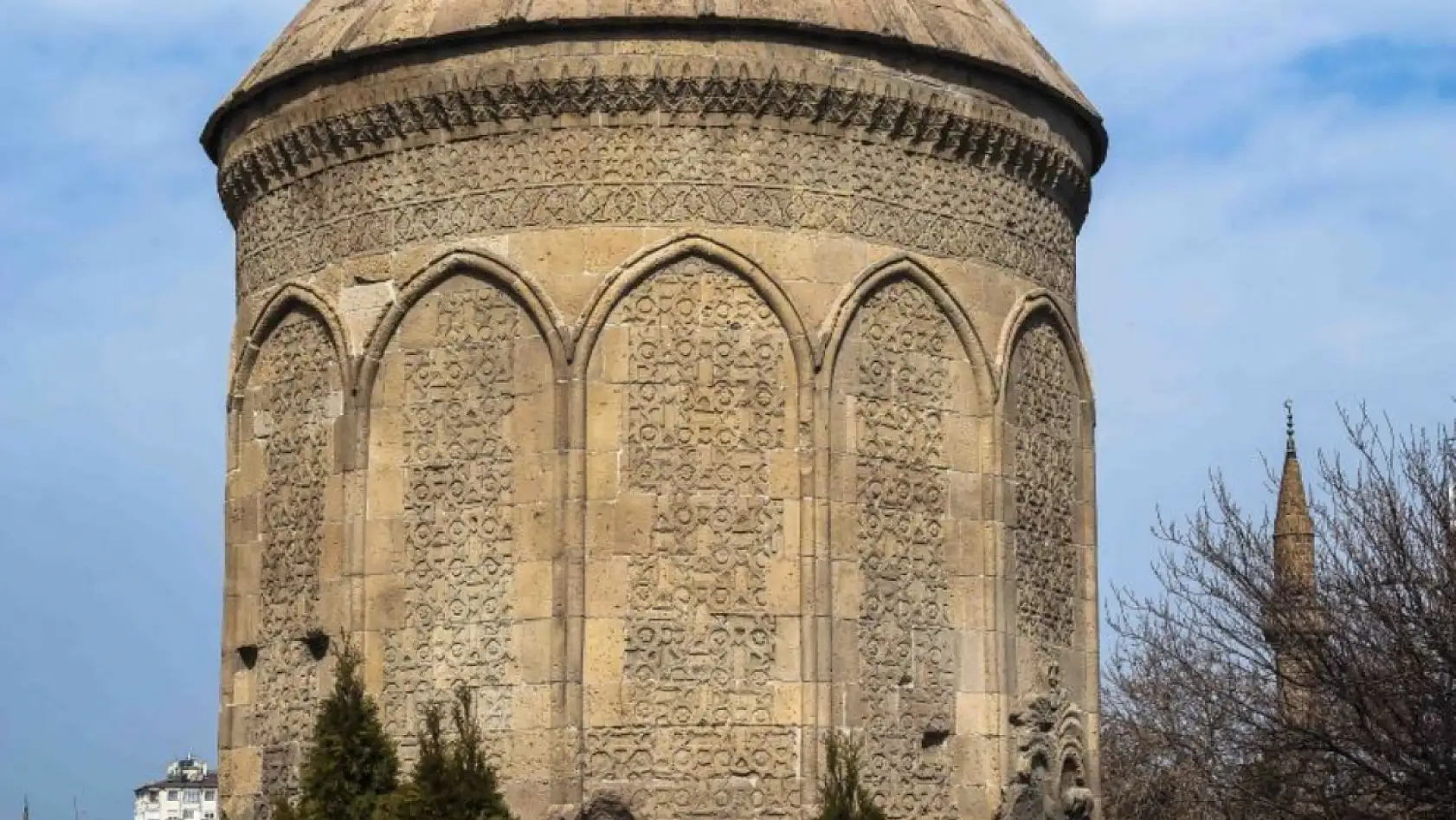 Cıngı'dan şaşırtan detay: Döner Kümbet'in motifleri gizli bir mesaj mı taşıyor?