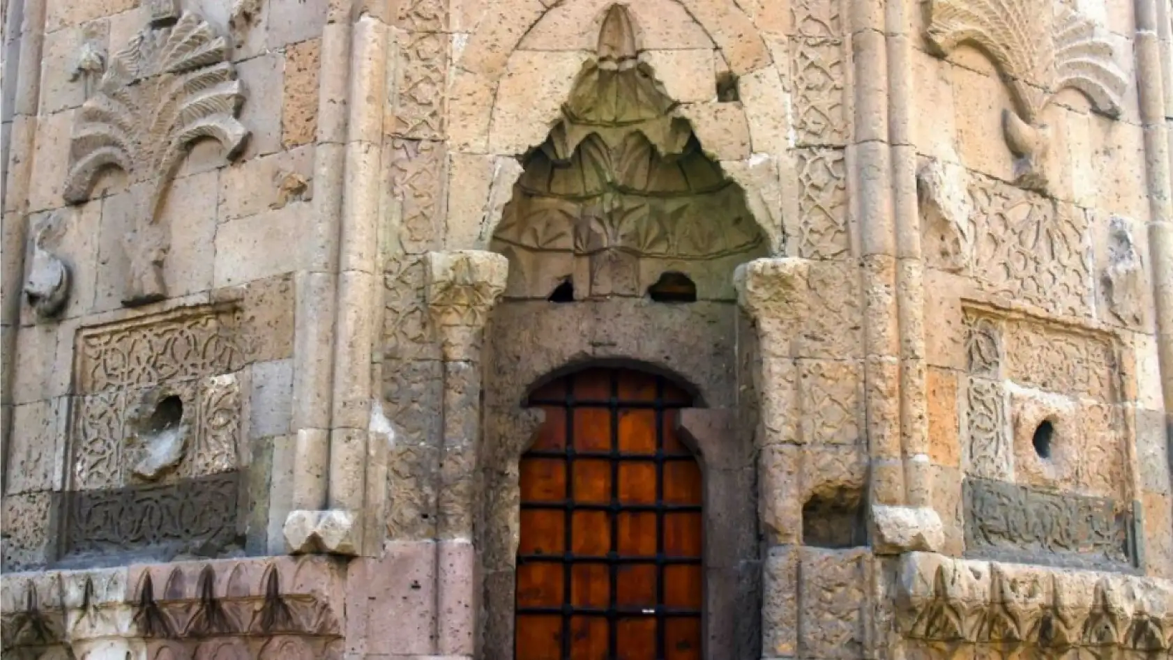 Cıngı'dan şaşırtan detay: Döner Kümbet'in motifleri gizli bir mesaj mı taşıyor?