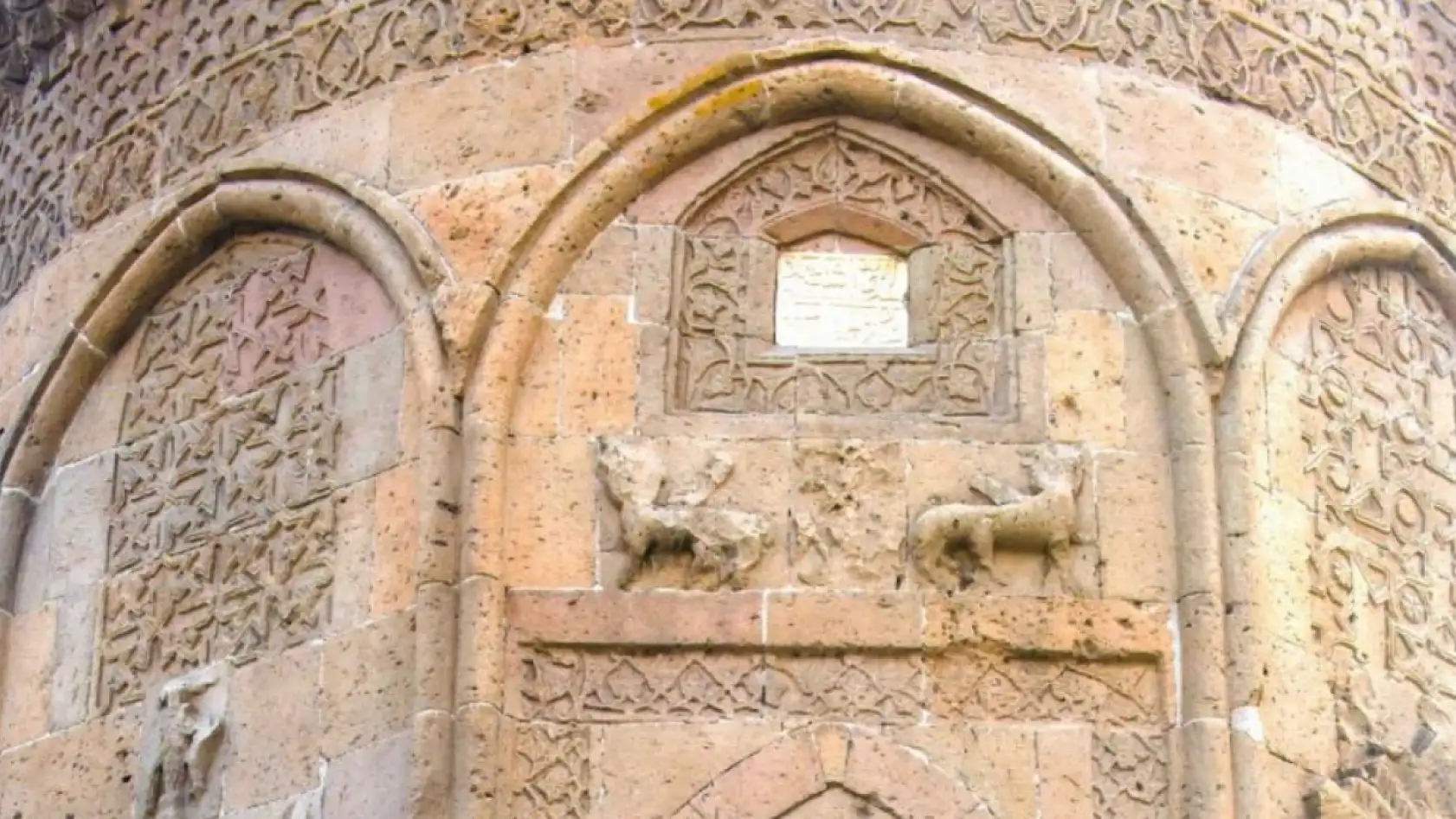 Cıngı'dan şaşırtan detay: Döner Kümbet'in motifleri gizli bir mesaj mı taşıyor?