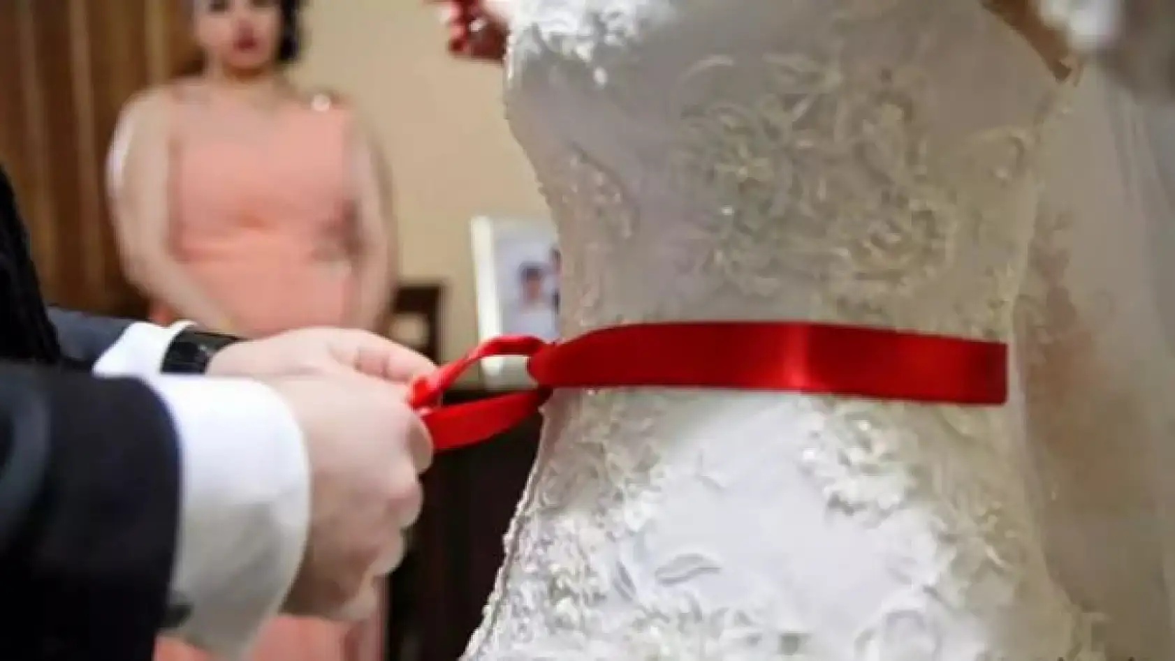 Türkiye'de aşk, evlilik ve sadakat üzerine çarpıcı araştırma: Toplum geleneklere mi dönüyor?