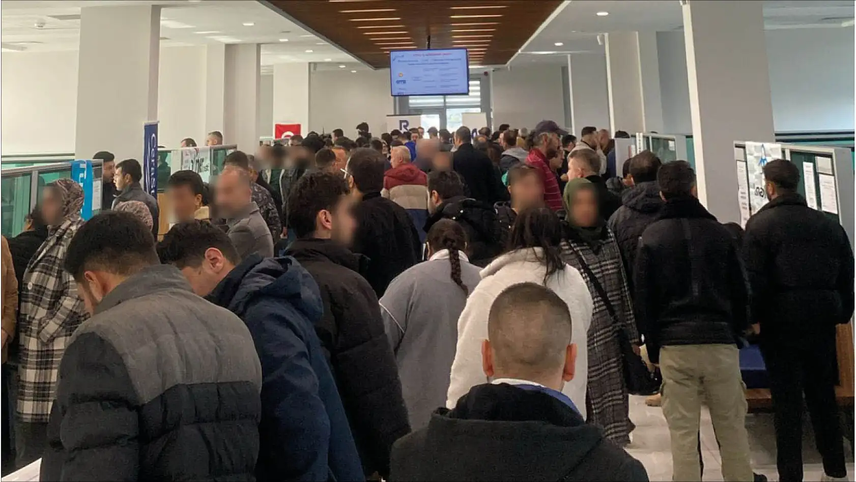 Kayseri'de metrelerce kuyruk oluştu! 24 firmaya 492 kişi alınacak!