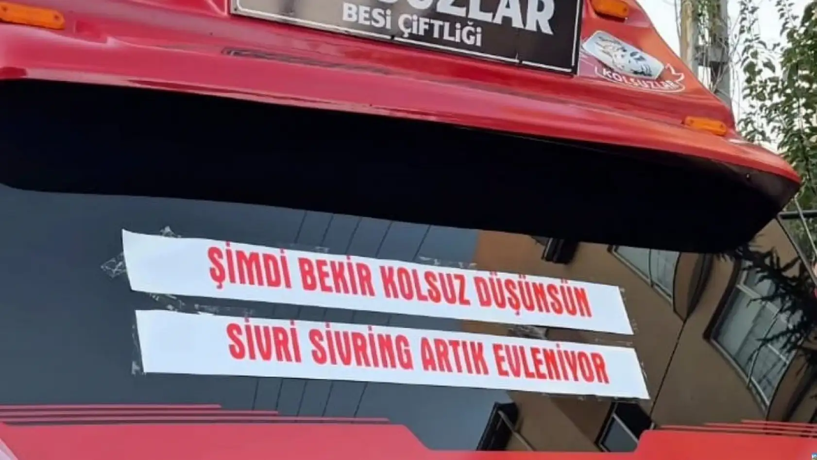 Develi'de düğün araçlarındaki yazılar gülmekten kırdı geçirdi!
