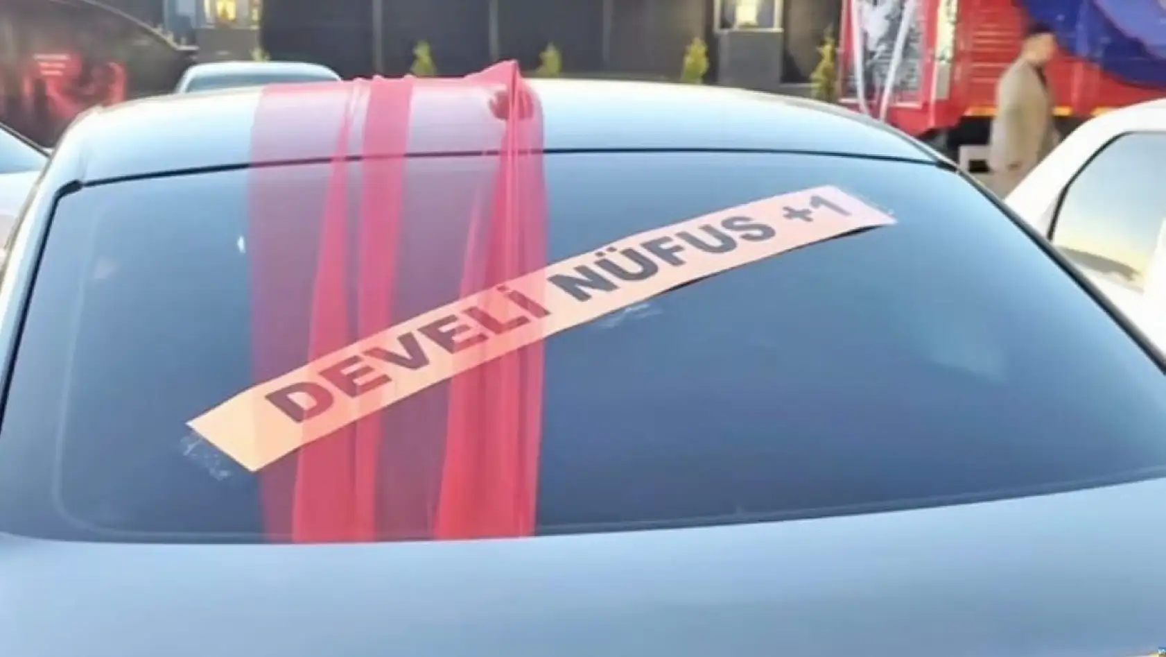 Develi'de düğün araçlarındaki yazılar gülmekten kırdı geçirdi!