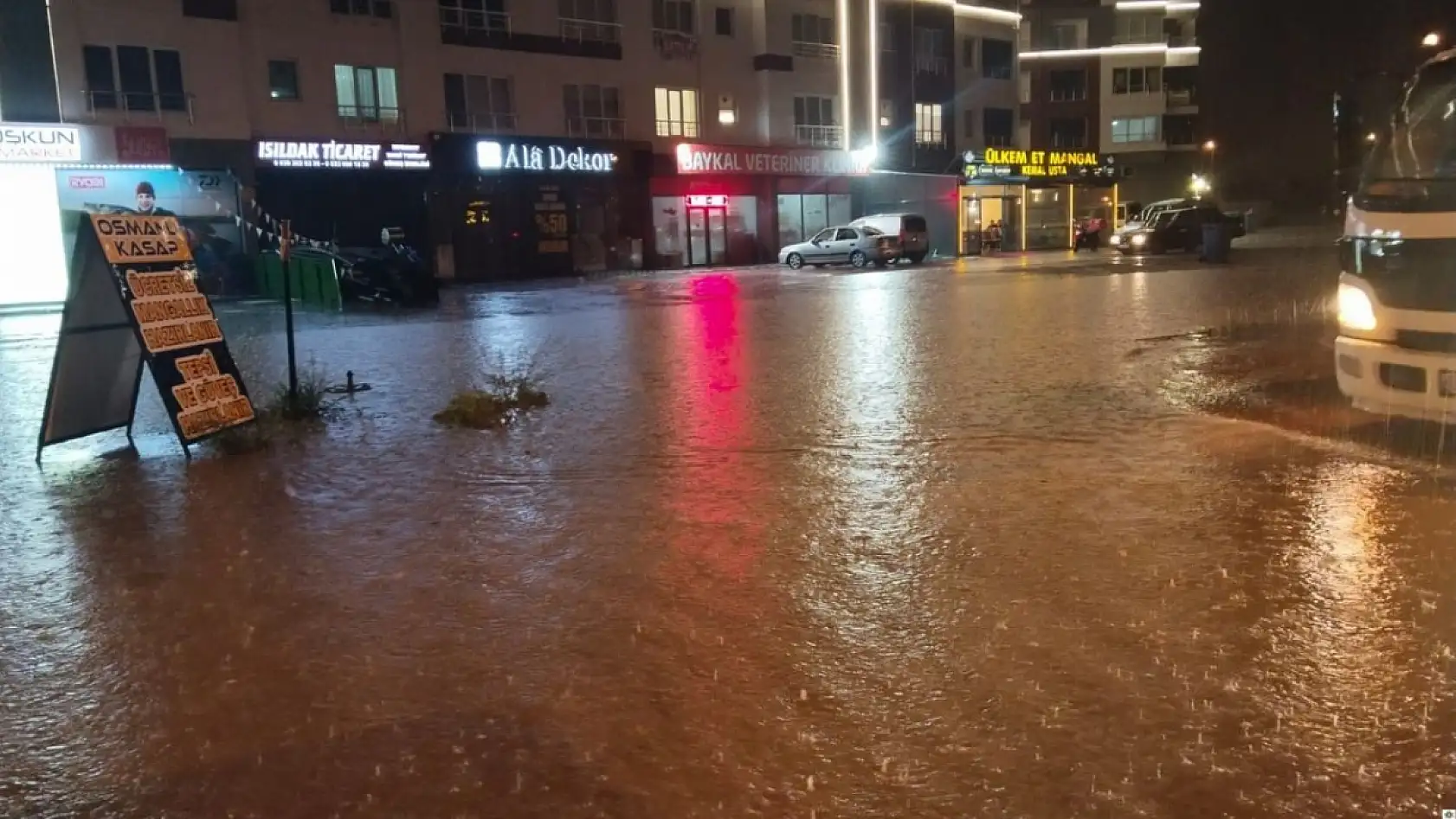 Kayseri'ye 5 dakika yetti: Mizahla da harmanlanan o görüntüler!