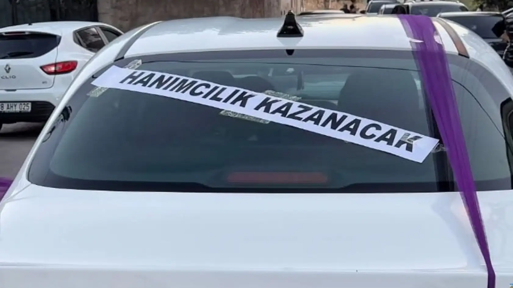 Develi'de düğün araçlarındaki yazılar gülmekten kırdı geçirdi!