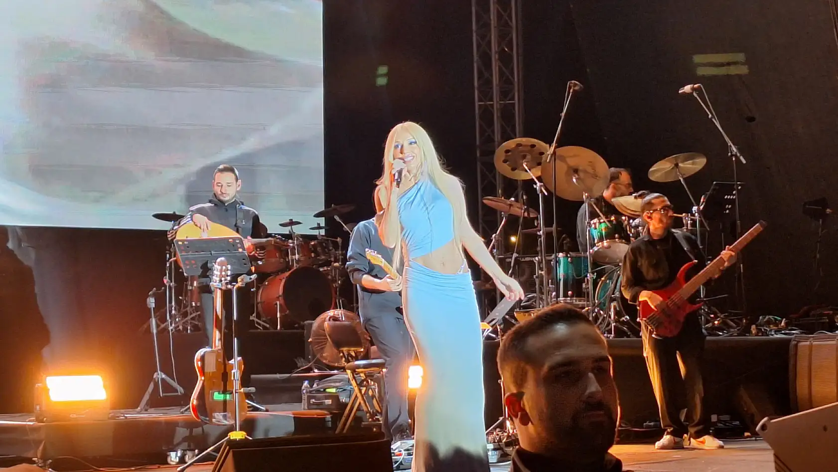 İddialı sahne kıyafetleriyle gündem olan şarkıcı Gülşen Kayseri'de bakın nasıl giyindi?