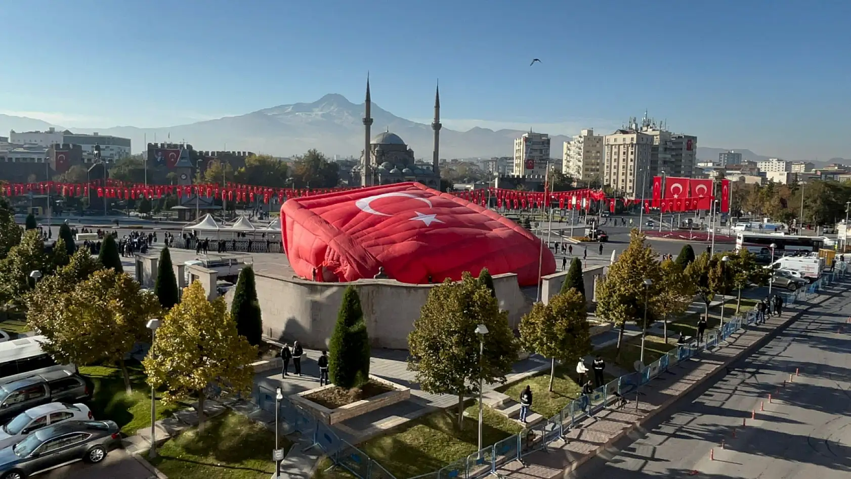 Cumhuriyet Meydanı'nda Türk Bayraklı devasa balon!