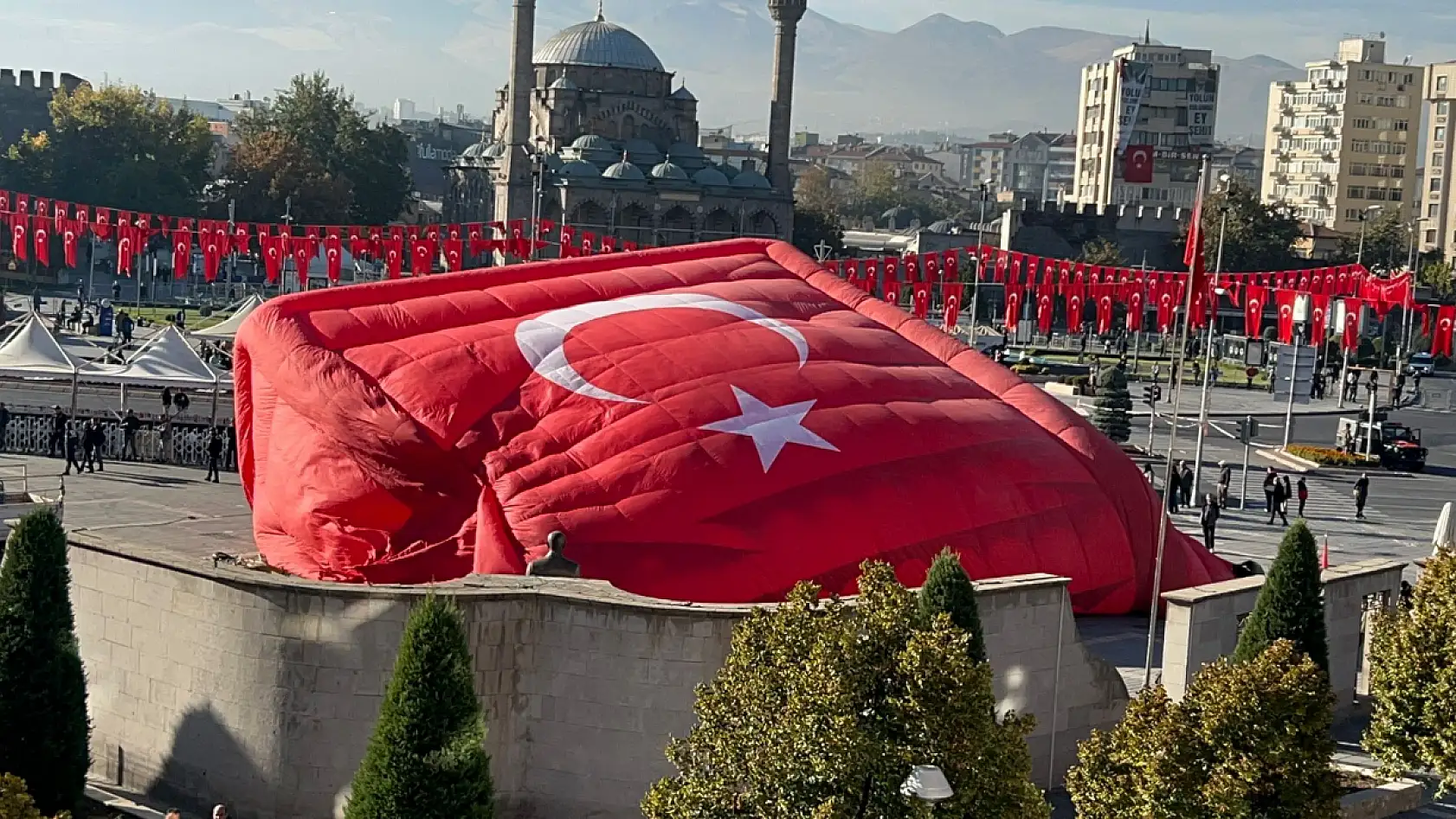 Cumhuriyet Meydanı'nda Türk Bayraklı devasa balon!
