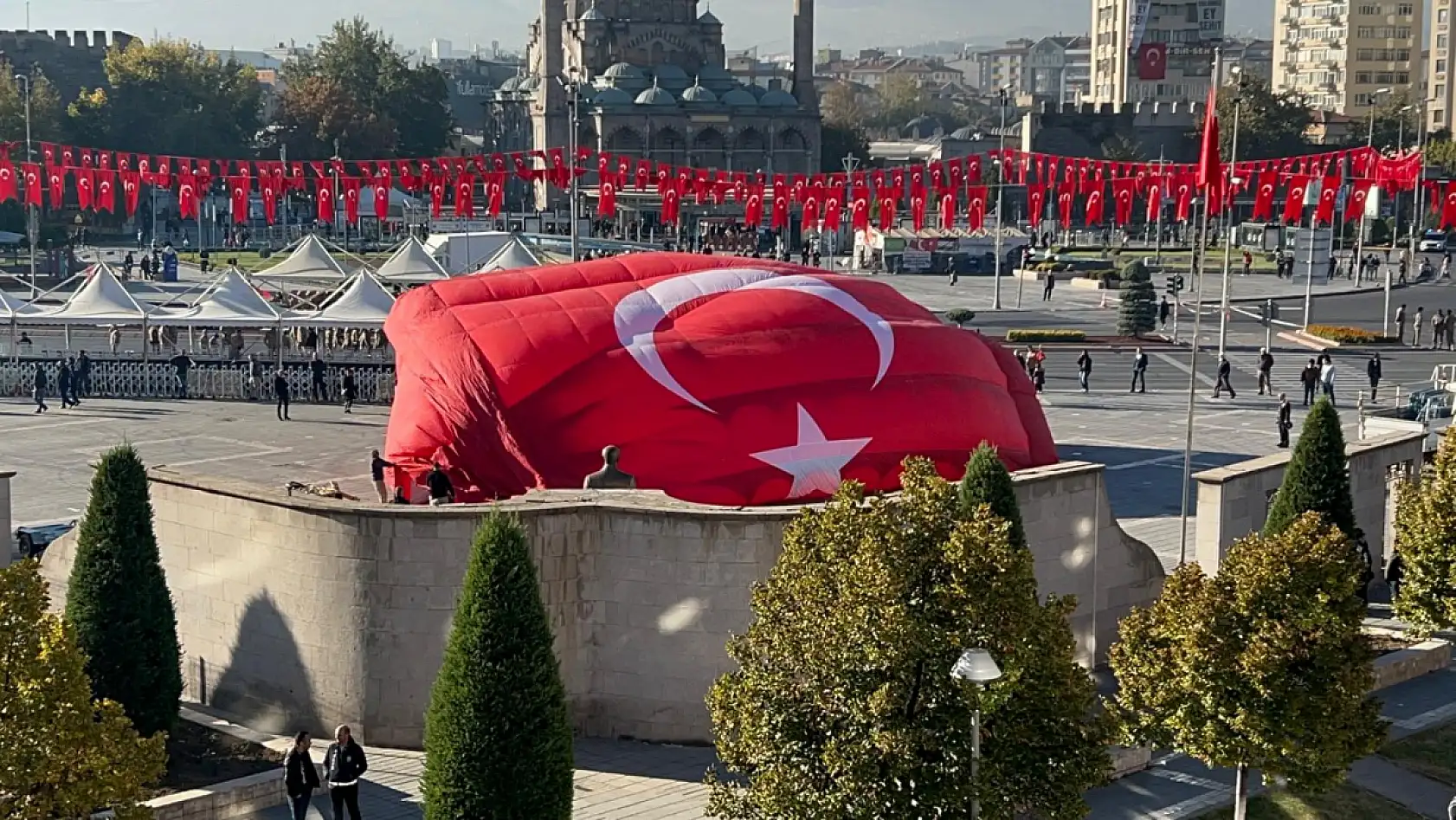Cumhuriyet Meydanı'nda Türk Bayraklı devasa balon!
