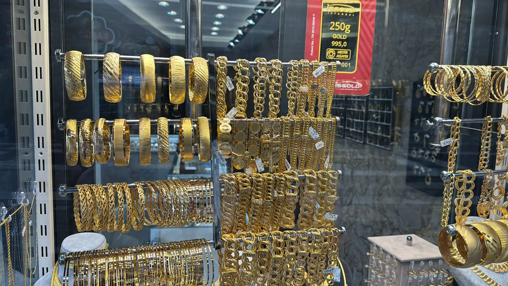 Kayseri'de moda değişti: Kızlar mutlu, erkekler kara kara düşünüyor!