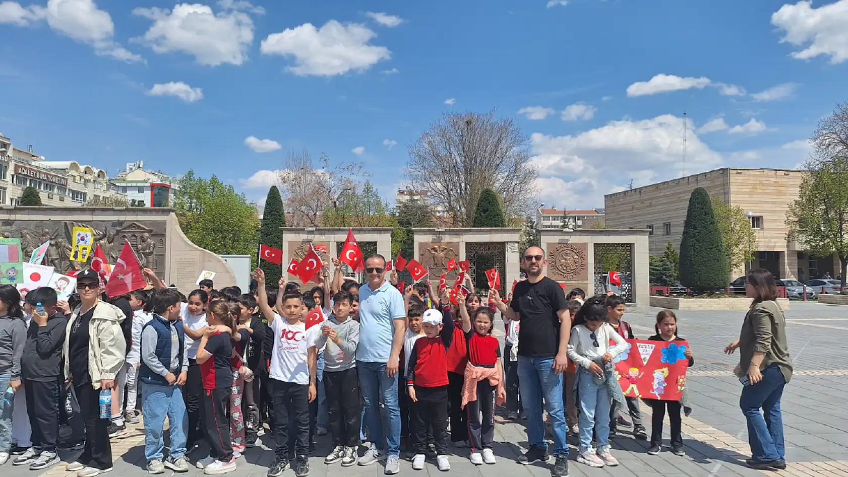 Cumhuriyet Meydanı'nda adeta geçit töreni: Minikler Kayseri'yi inletti!