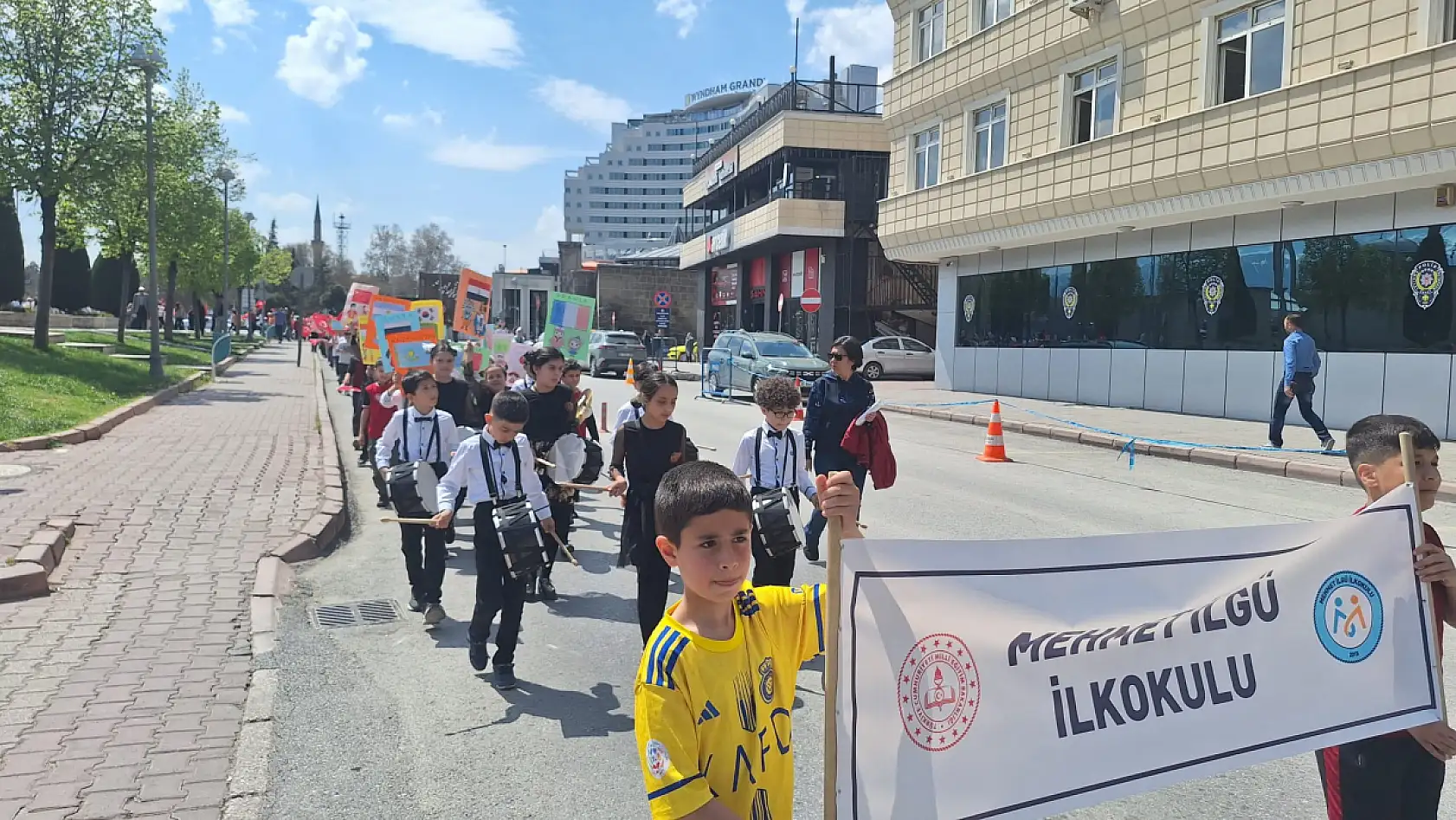 Cumhuriyet Meydanı'nda adeta geçit töreni: Minikler Kayseri'yi inletti!