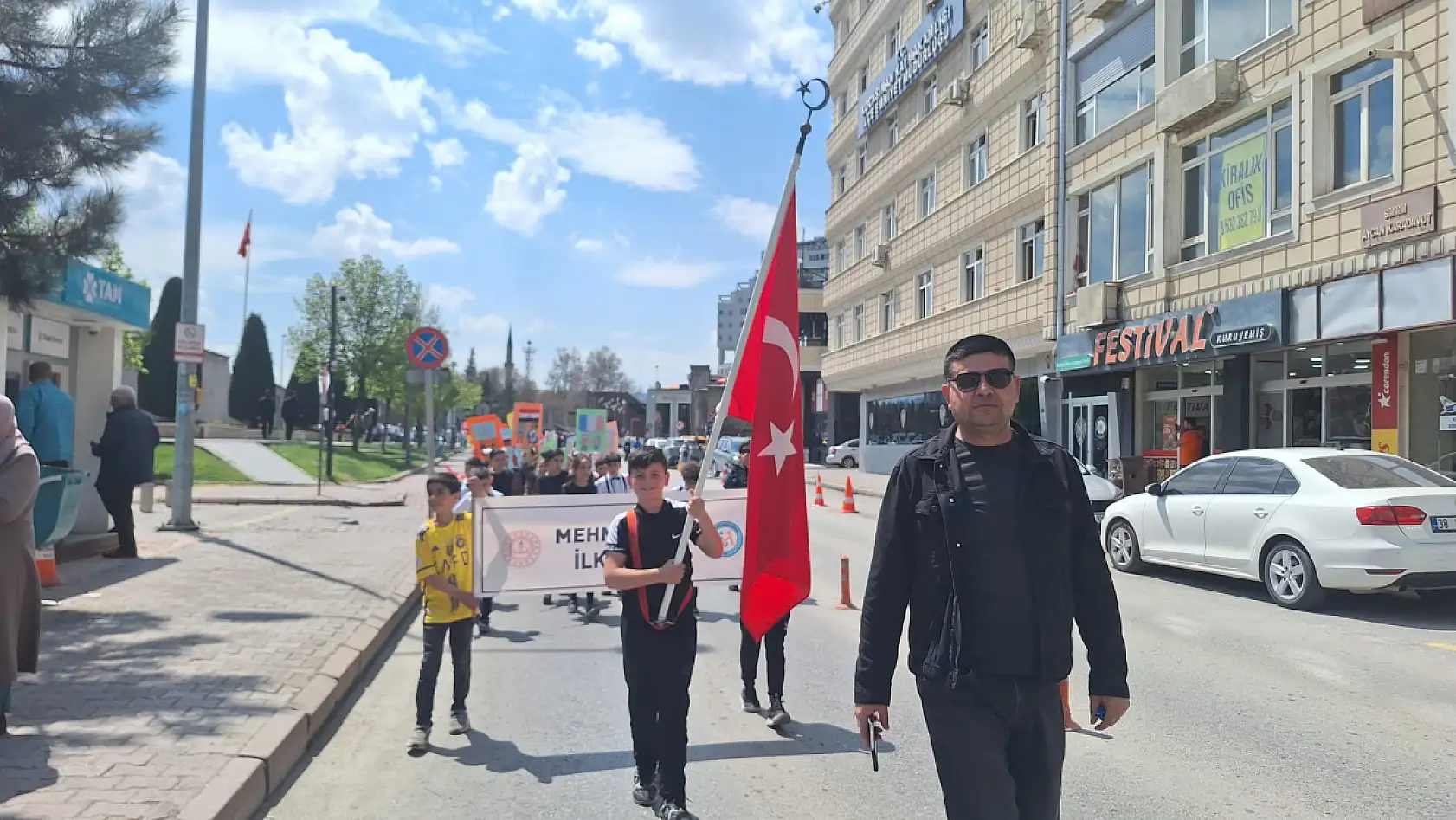Cumhuriyet Meydanı'nda adeta geçit töreni: Minikler Kayseri'yi inletti!