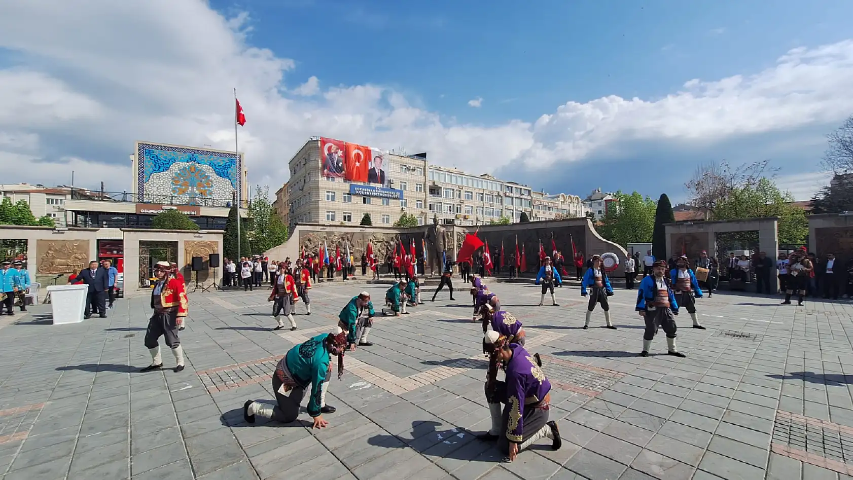 Kayseri'de 23 Nisan'da görüntüler büyüledi, meydan dolup taştı