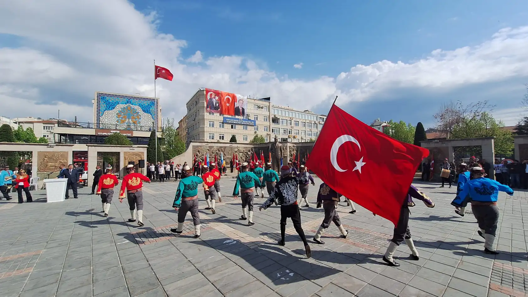 Kayseri'de 23 Nisan'da görüntüler büyüledi, meydan dolup taştı