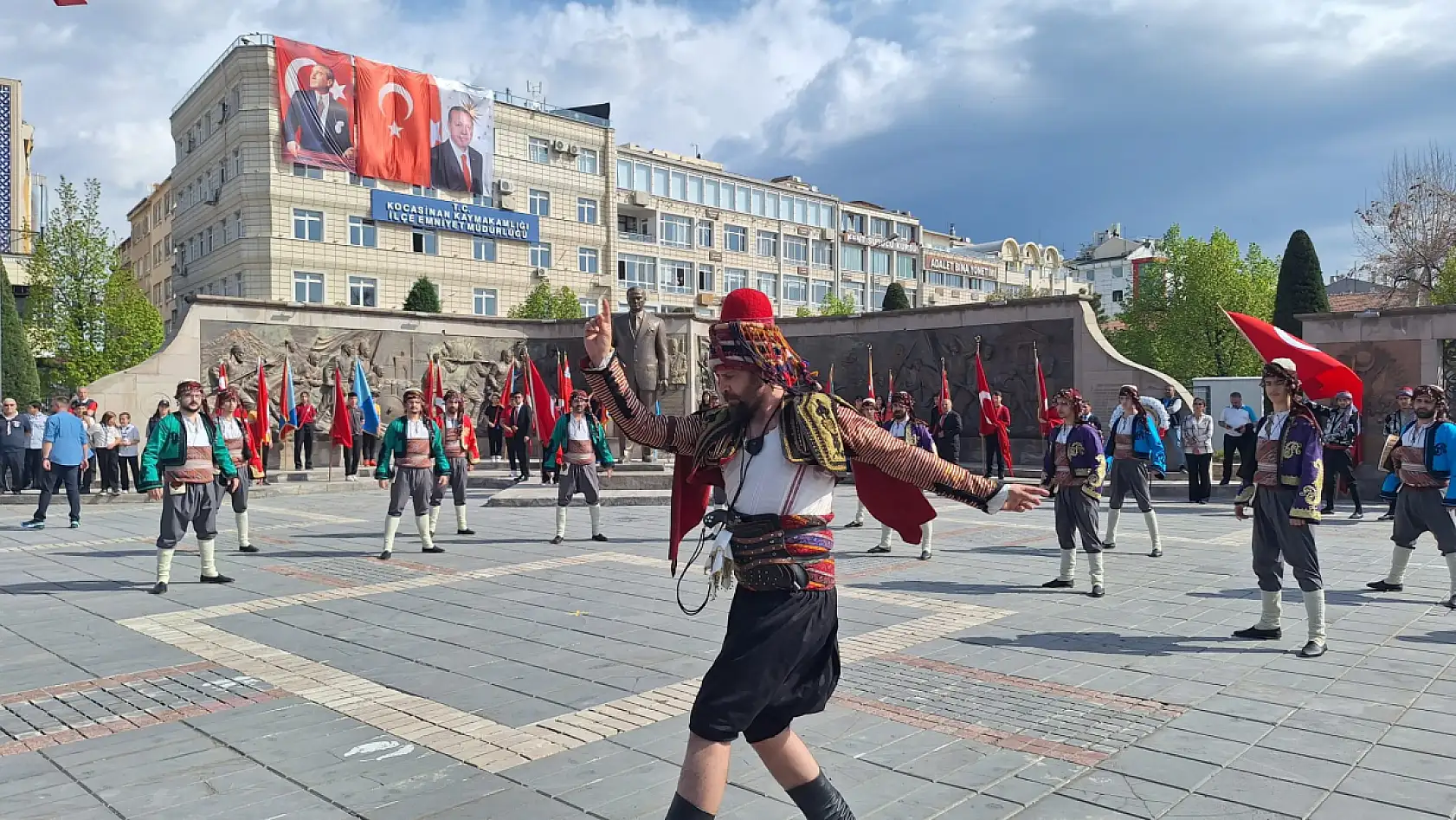 Kayseri'de 23 Nisan'da görüntüler büyüledi, meydan dolup taştı