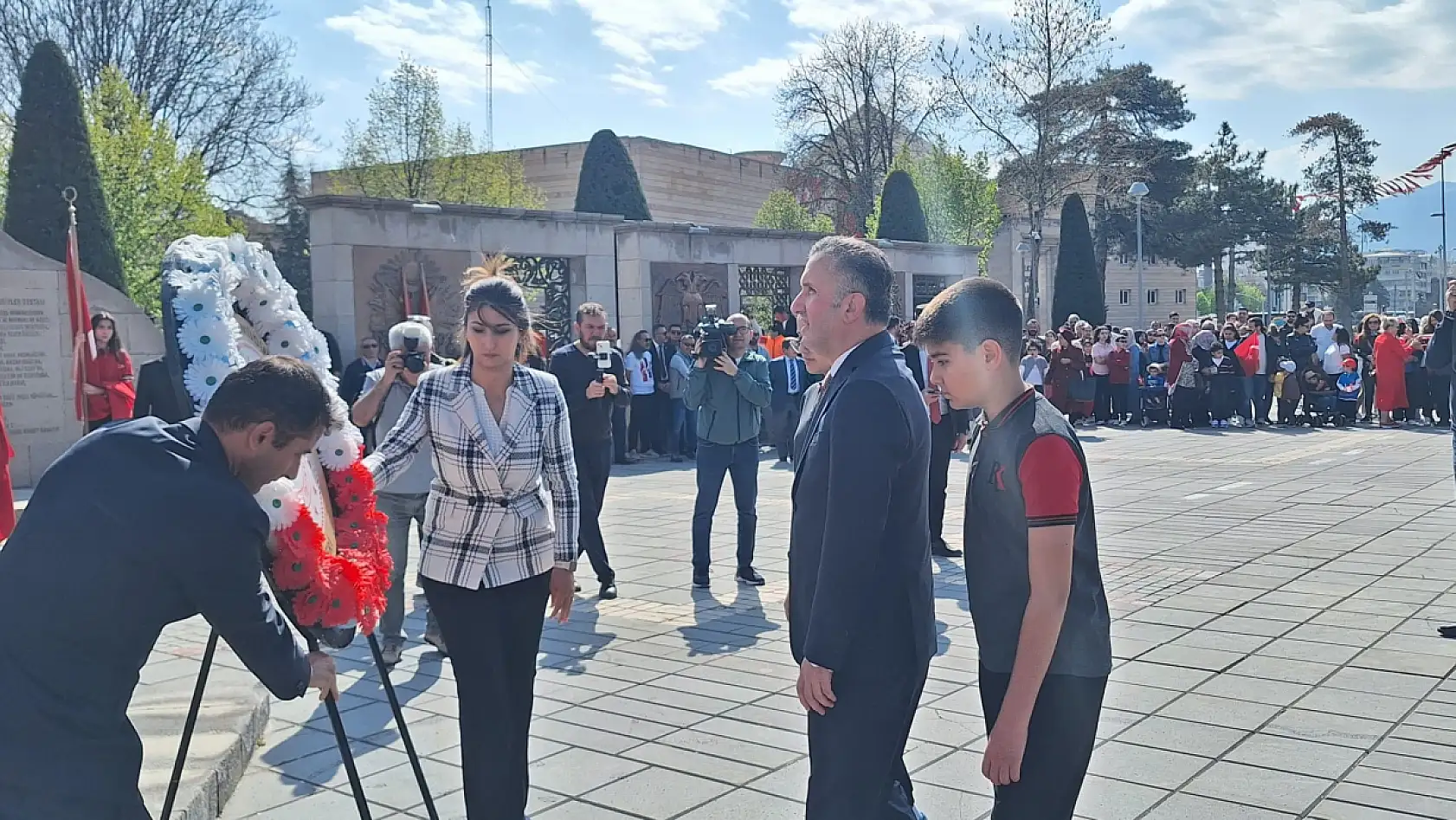 Kayseri'de 23 Nisan'da görüntüler büyüledi, meydan dolup taştı