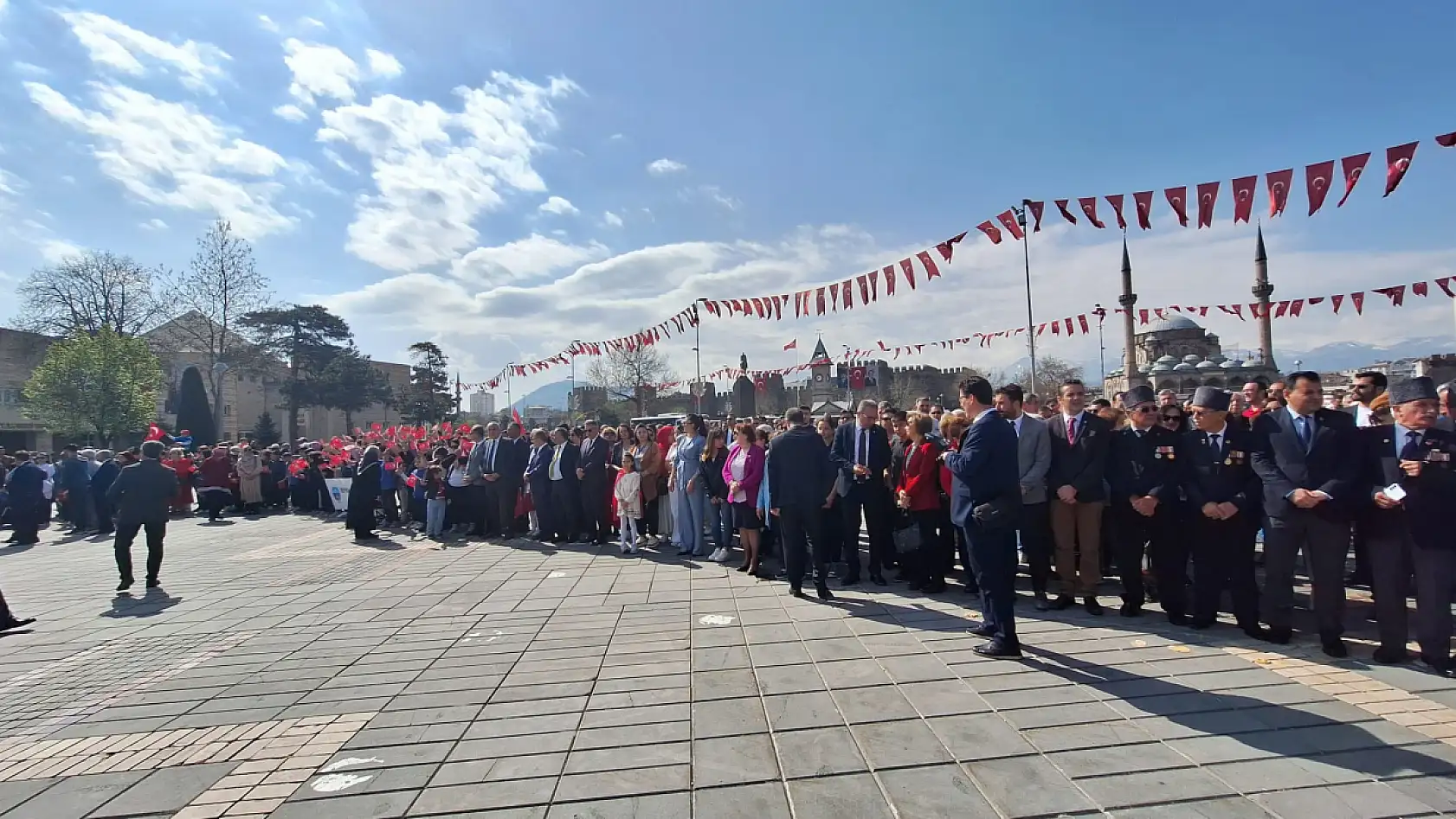 Kayseri'de 23 Nisan'da görüntüler büyüledi, meydan dolup taştı