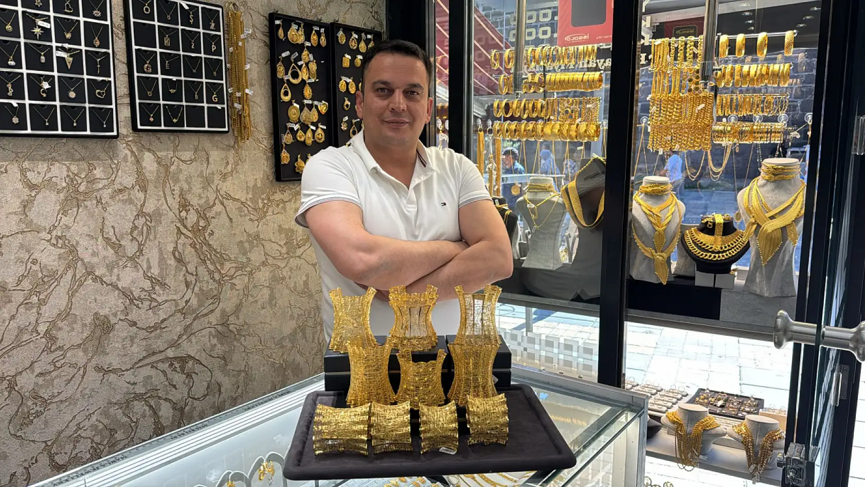 Kayseri'de moda değişti: Kızlar mutlu, erkekler kara kara düşünüyor!
