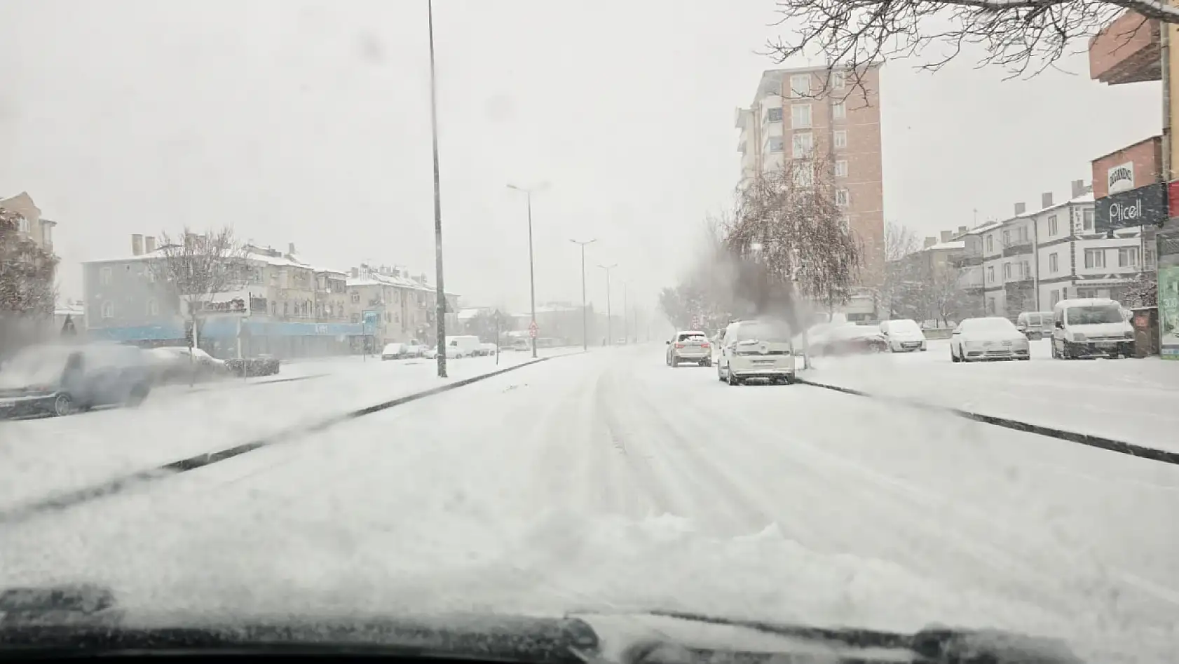 Kayseri'de beklenen yoğun kar geldi: Merkezde yollar karla kapandı!