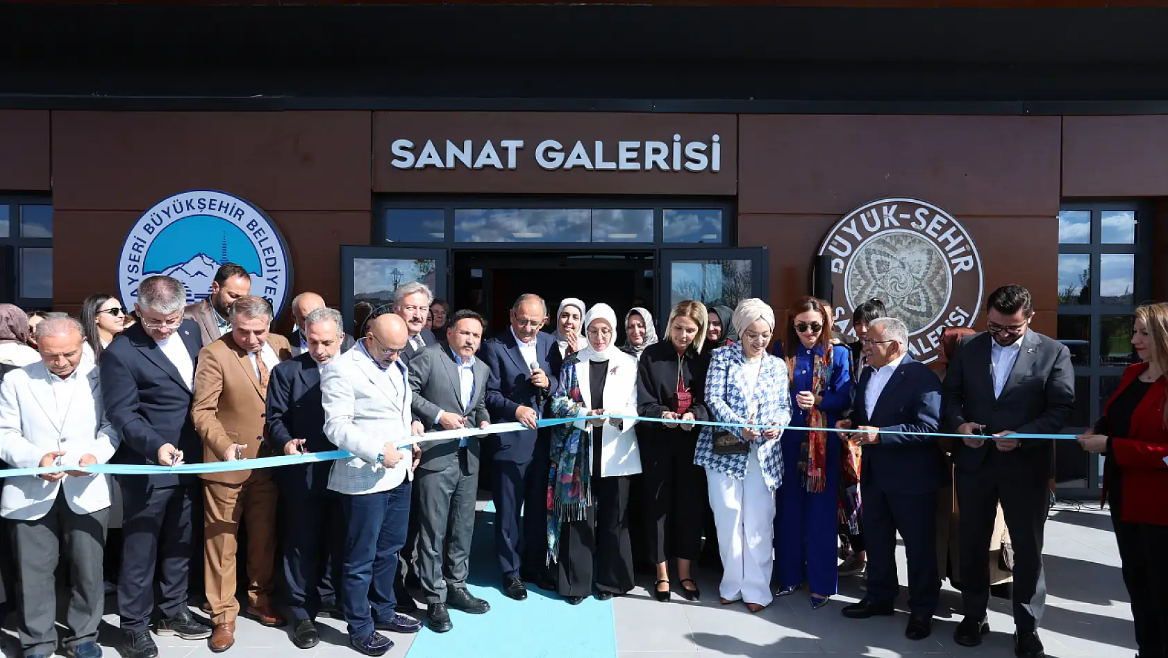 Büyükkılıç, Neşe Özhaseki'nin ''Renklerin Dili'' sergisinde