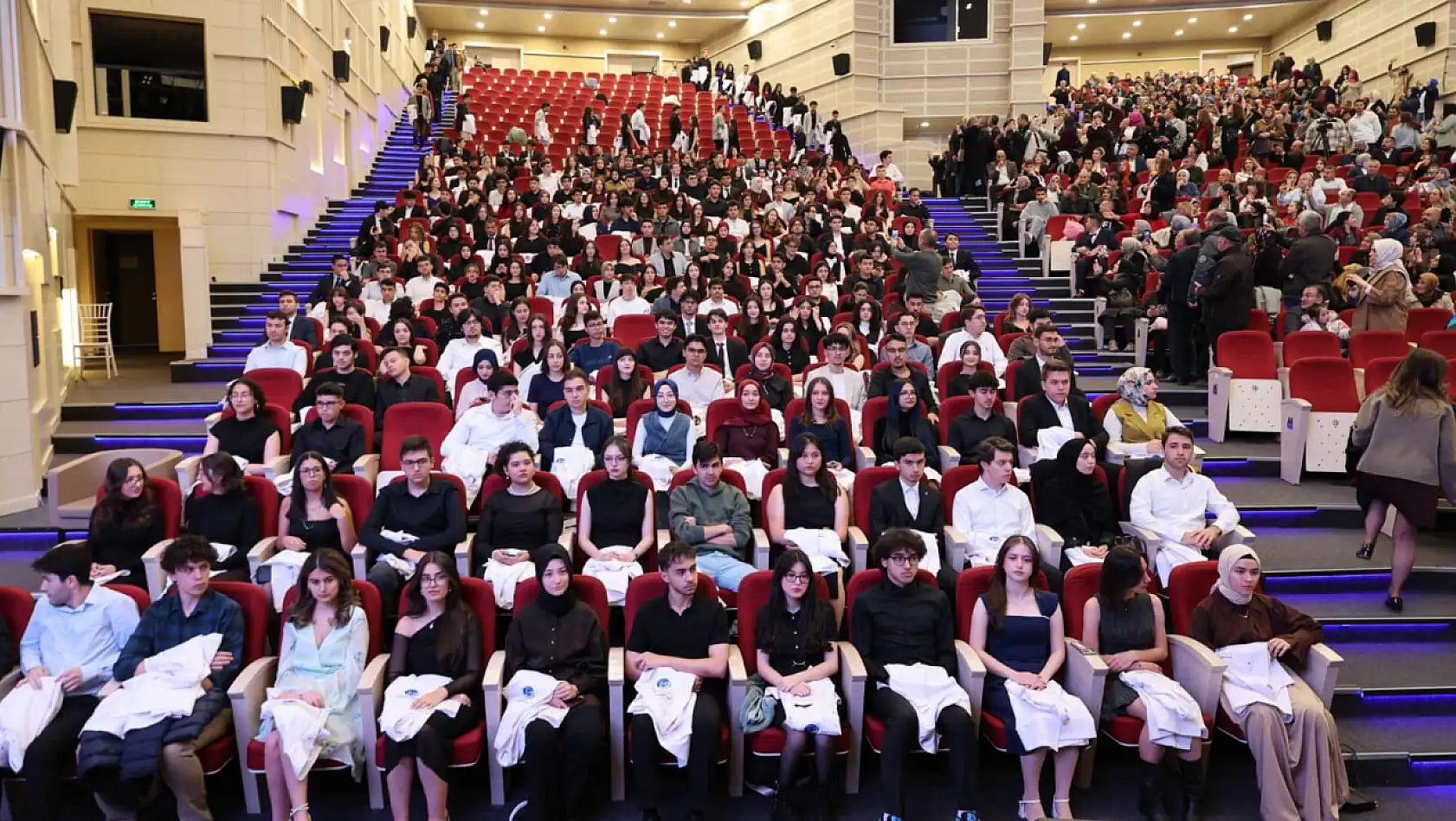 ERÜ Tıp öğrencileri törenle önlük giydi