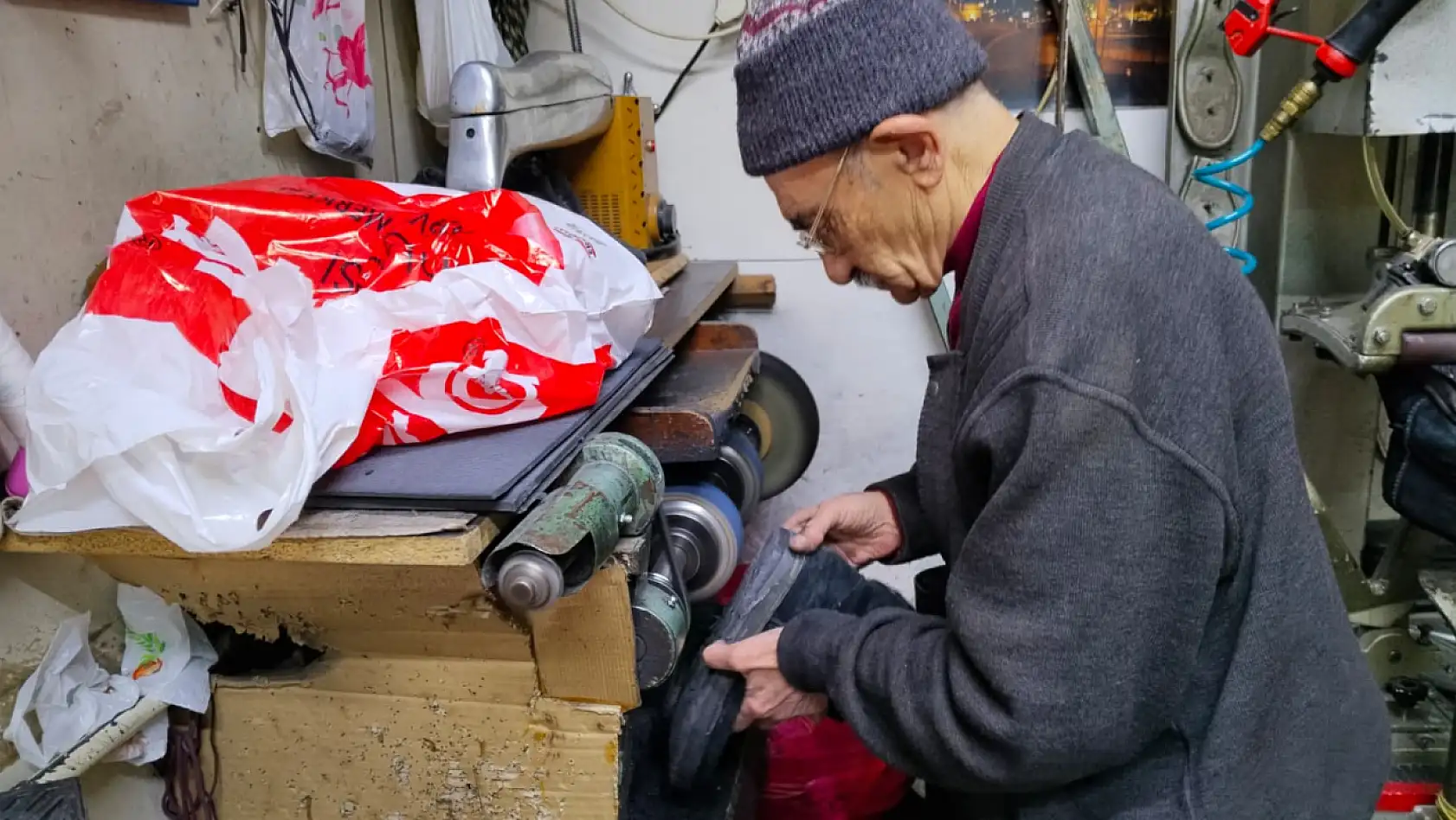 Kayseri'de kış ayakkabı tamirinde yoğunluk başladı