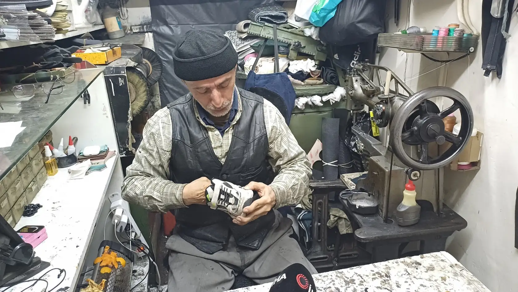 Kayseri'de usta tamirci, yoksulların yüzünü güldürüyor