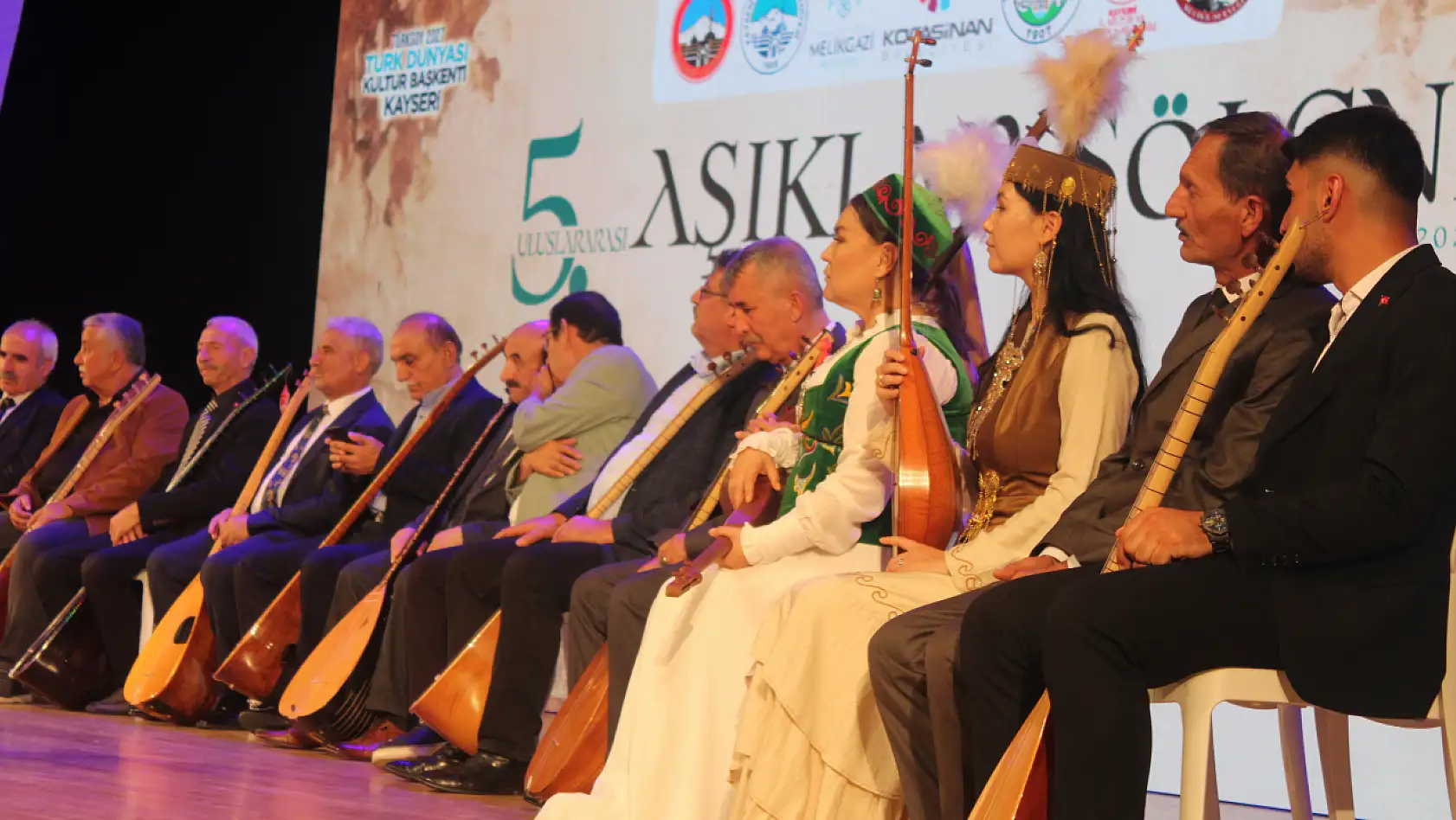 Türkiye ve Türk Dünyası'ndan aşıklar Kayseri'de aynı sahnede buluştu