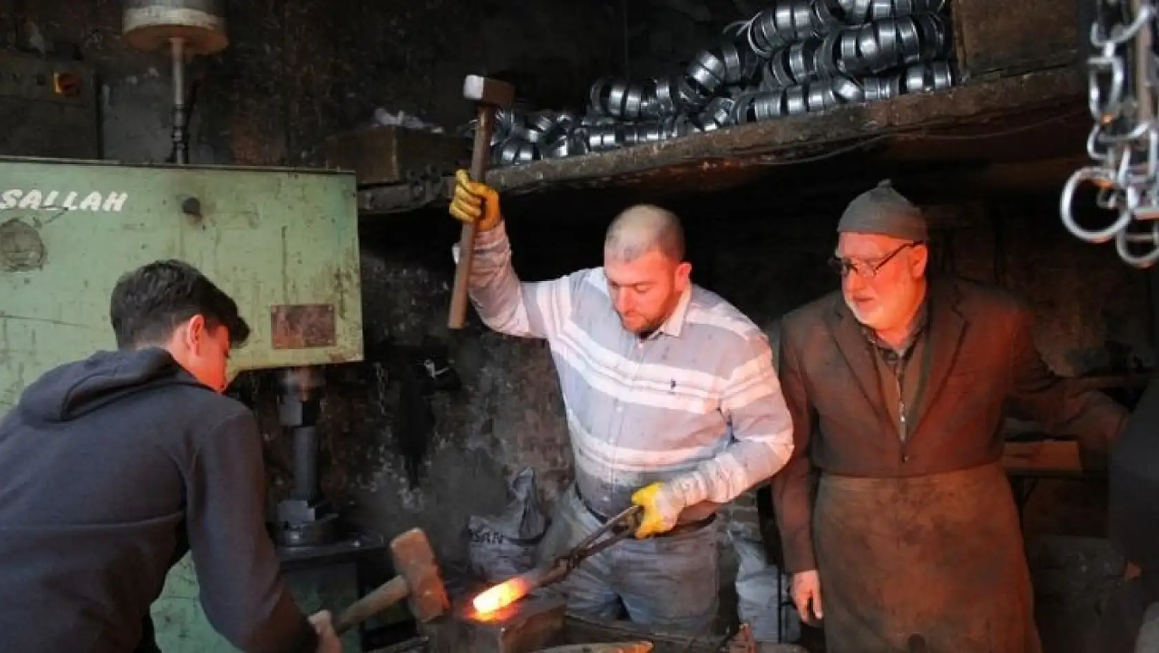 Üç kuşak aynı dükkanda demir dövüyor