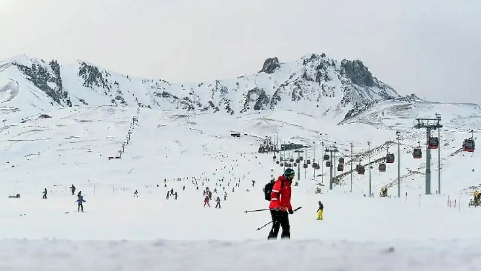 Kayseri'de bugün neler yaşandı? ERÜ'de tarihi gün, zincirleme trafik kazası, kar yağışının ardından semt pazarları...